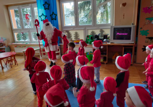 Mikołaj zaprasza dzieci do wspólnej zabawy