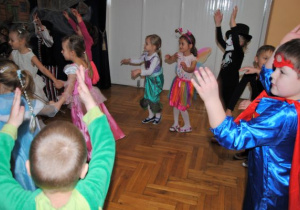 dzieci w tańcu machają rękami w górze