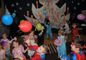 dzieci bawią się w tańcu kolorowymi balonami