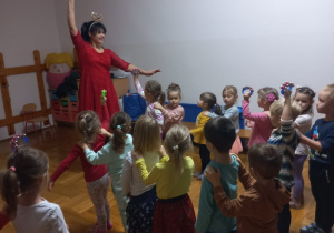 pani Nutka demonstruje dzieciom w jaki sposób grać na dzwonkach