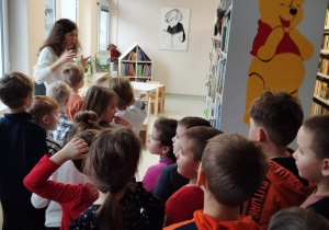 przedszkolaki zwiedzają bibliotekę
