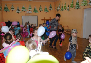 nauczycielka tańczy z dziećmi i prowadzi "węża"