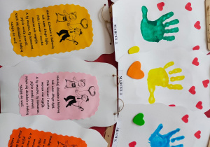 laurki z odciskiem dłoni dziecka i wklejonym, wydrukowanym wierszykiem