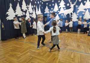 występy wnuków w czasie uroczystości babci i dziadka - dzieci tańczą w parach