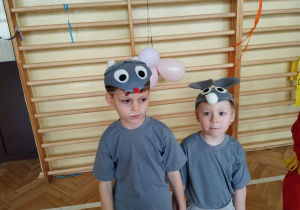 dzieci w kostiumach na balu karnawałowym w SP Nr 10 w Zduńskiej Woli - chłopcy w strojach myszek