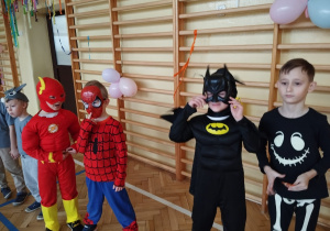 dzieci w kostiumach na balu karnawałowym w SP Nr 10 w Zduńskiej Woli - chłopcy w strojach super bohaterów