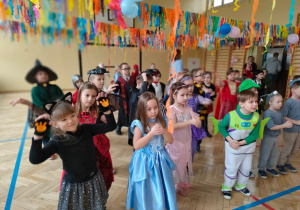 przedszkolaki tańczą wg wskazówek prowadzących bal karnawałowy w SP Nr 10 w Zduńskiej Woli