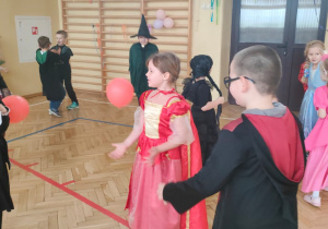 dzieci tańczą w grupie