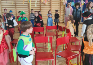 przedszkolaki w czasie tańca wokół krzesełek ustawionych w kole