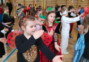 taniec dzieci z wymachami rąk