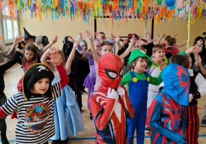 dzieci wymachują rękami nad głowami w czasie tańca