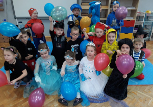 przedszkolaki z balonami