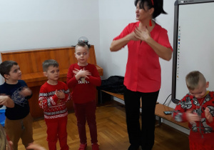 zabawy z Panią Nutką - dzieci trzymają dłonie na swoim sercu