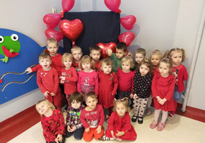 zdjęcie dzieci z grupy II z balonami