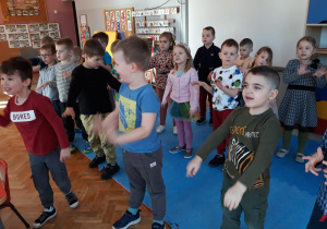 przedszkolaki wspólnie tańczą