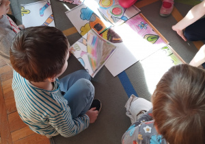 przedszkolaki ukladają puzzle, które wcześniej pokolorowały