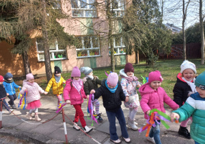 przedszkolaki idą na wiosenny pacer