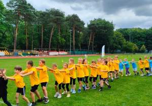 wspólna zabawa uczestników olimpiady - zabawa "wąż"