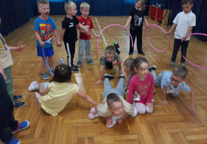 dzieci bawią się kołami hula hop