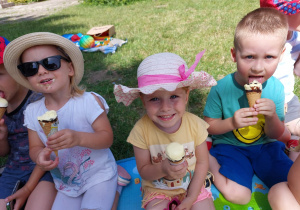 przedszkolaki jedzą lody