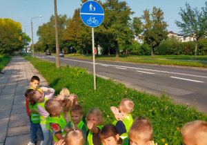 dzieci stoją pod znakiem oznaczającym drogę dla pieszych i rowerów