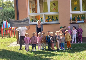 maluszki, dzieci z grupy II w ogrodzie przedszkolnym na starcie przygotowani do biegu w piżamach