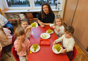 dziewczynki z mamą i gotowymi owocowymi jeżykami wykonanymi z gruszki i winogronowych szaszłyków