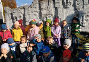 przedszkolaki z grupy VII pod pomnikiem