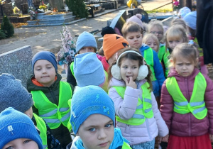 dzieci z grupy V na cmentarzu