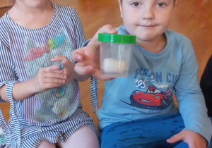 dzieci pokazują preparaty w pojemnikach