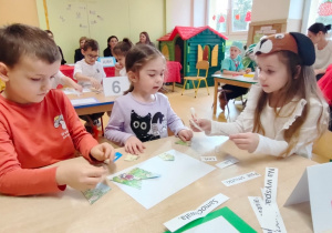 nasza przedszkolaki rozwiązują zadanie w czasie konkursu