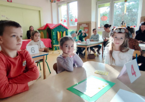 przedszkolna drużyna przy stoliku podczas jednego z zadań