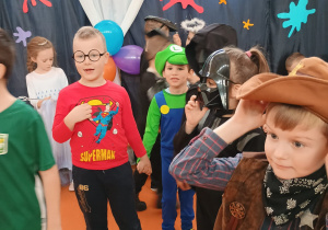 dzieci na sali balowej w kostiumach