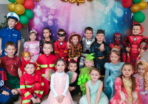 zdjęcie grupowe przedszkolaków