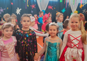 dziewczynki w swoich kostiumach na balu