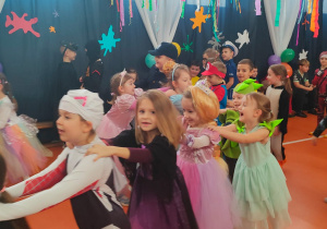 dzieci tańczą ustawione w pociąg