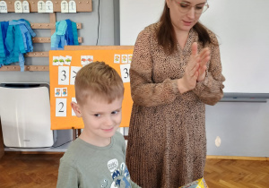 pani Kasia bije brawo nagrodzonemu Leonowi
