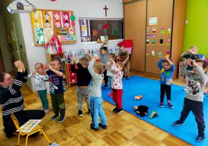 dzieci pokazują dłońmi serduszko