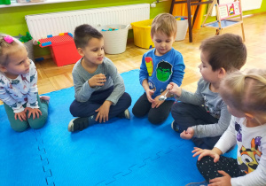 dzieci przekazują sobie łyżkę z piłeczką