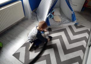 dziecko odkurza swój pokój