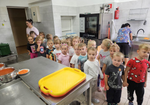 przedszkolaki poznają kuchnię