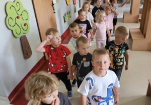 dzieci zwiedzają przedszkolne szatnie