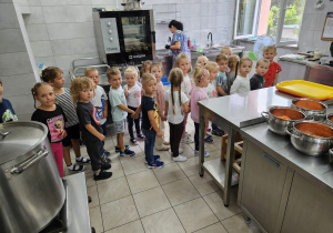 dzieci przyglądają się sprzętom kuchennym