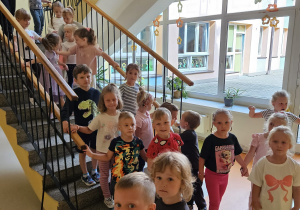dzieci zwiedzają przedszkole bezpiecznie poruszając się po schodach