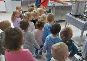 maluszki w kuchni przedszkolnej