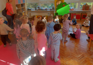 maluszki odwiedzają nieco starszych kolegów i koleżanki w ich sali