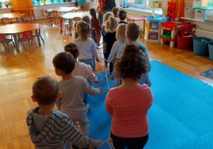 maluchy zwiedzają inne sale