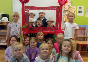 chłopcy w kapeluszach w foto budce