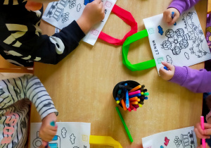 dzieci ozdabiają małe torebki mazakami