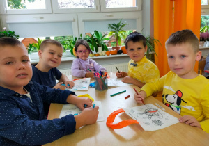 chłopcy ozdabiają swoje torebki